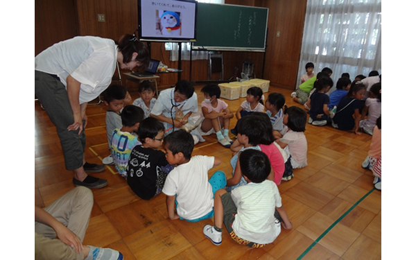 荒子小学校で1年生の動物ふれあい教室